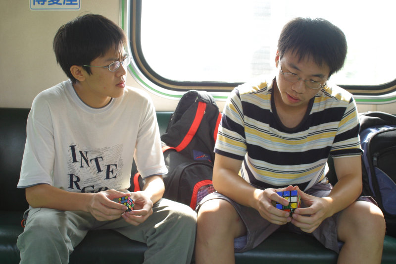 台灣鐵路旅遊攝影電車-區間車交談的旅客2005攝影照片2